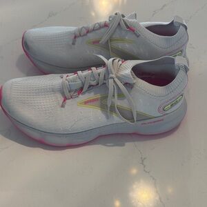 NWOT Brooks sneakers. Size 10